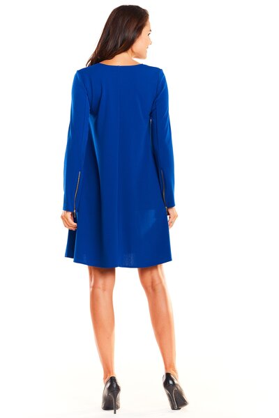 Niebieska sukienka mini o luźnym trapezowym fasonie