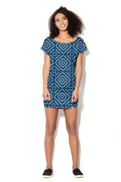 Niebieska sukienka z białym wzorem