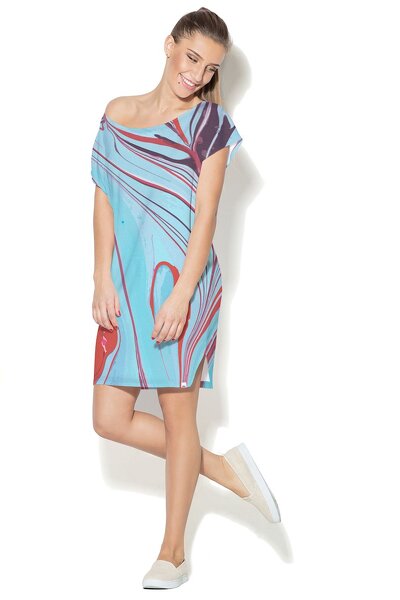 Niebieska sukienka mini z czerwonymi nadrukami