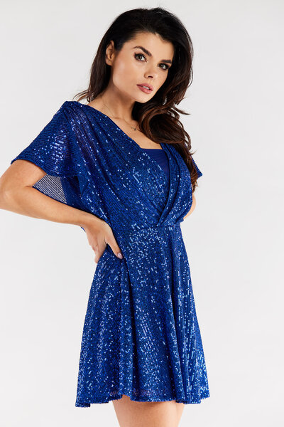 Niebieska sukienka z cekinami z wcięciem na plecach
