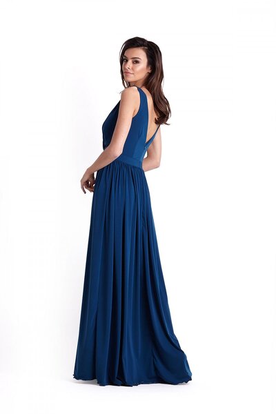 Niebieska wieczora sukienka maxi z kopertowym dekoltem