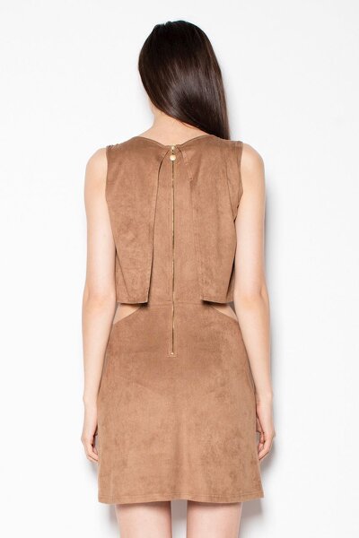 Brązowa sukienka z wcięciami na wysokości talii