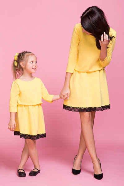 Żółta sukienka z gumką w pasie z kolekcji mama i córka