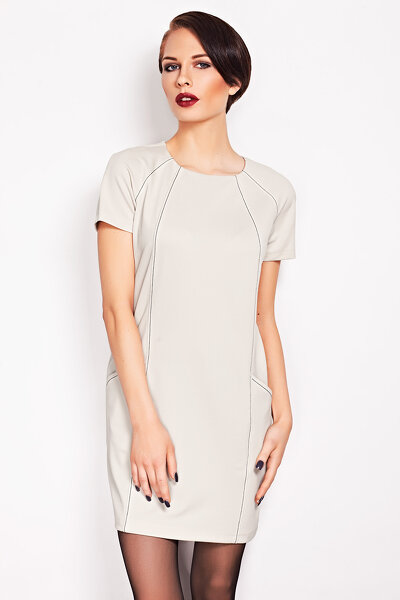 Beżowa sukienka z ozdobnymi cięciami