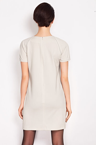 Beżowa sukienka z ozdobnymi cięciami