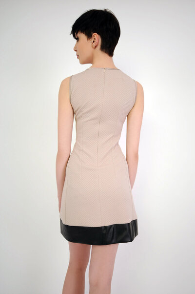 Beżowa ołówkowa sukienka z pasem z ekoskóry