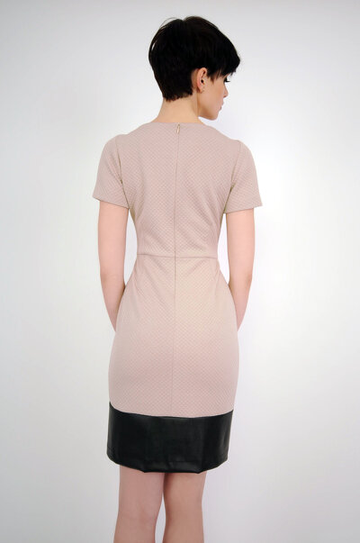 Beżowa dopasowana sukienka z wstawkami z ekoskóry