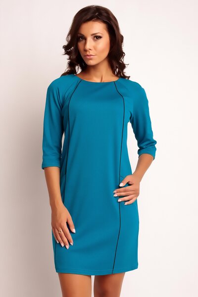 Błękitna sukienka z ozdobnymi cięciami