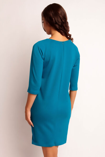 Błękitna sukienka z ozdobnymi cięciami