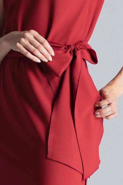 Bordowa sukienka wiązana w pasie