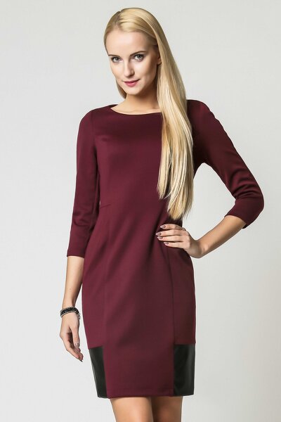 Bordowa sukienka ozdobiona dodatkami z ekoskóry