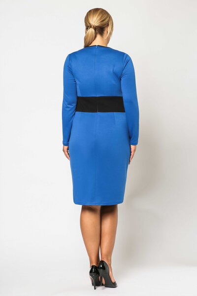 Niebieska ołówkowa sukienka z czarnym pasem