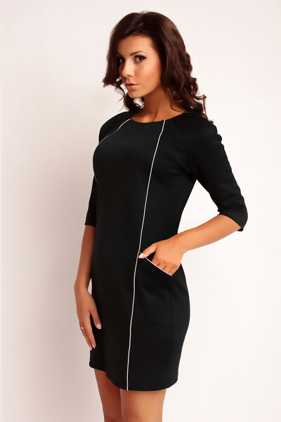 Czarna sukienka z ozdobnymi cięciami