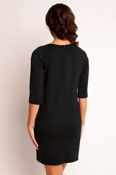 Czarna sukienka z ozdobnymi cięciami