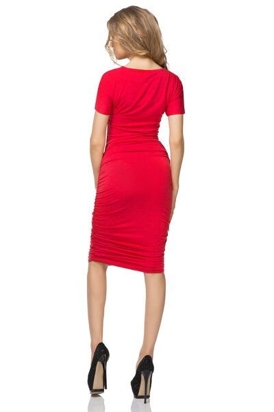 Czerwona sukienka marszczona w talii