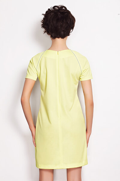 Sukienka z ozdobnymi cięciami w limonkowym kolorze