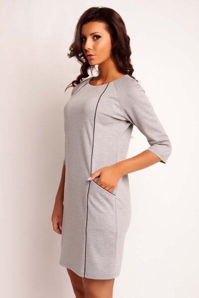 Popielata sukienka z ozdobnymi cięciami