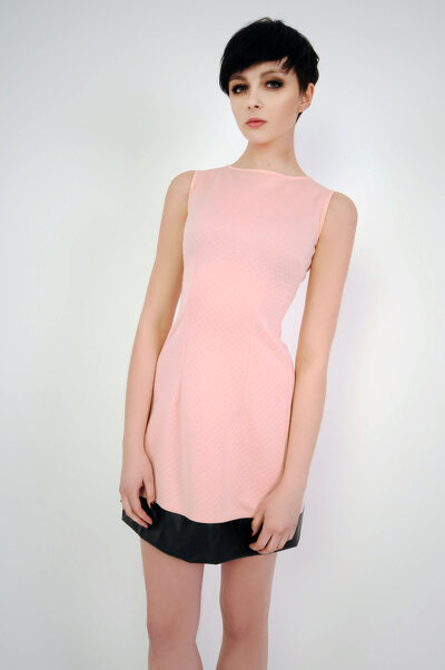 Różowa ołówkowa sukienka z pasem z ekoskóry