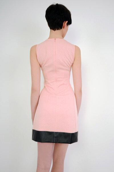 Różowa ołówkowa sukienka z pasem z ekoskóry