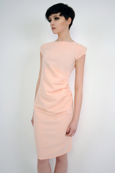 Ołówkowa pudrowa sukienka z ozdobnym marszczeniem