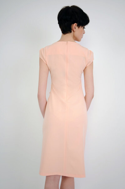 Ołówkowa pudrowa sukienka z ozdobnym marszczeniem