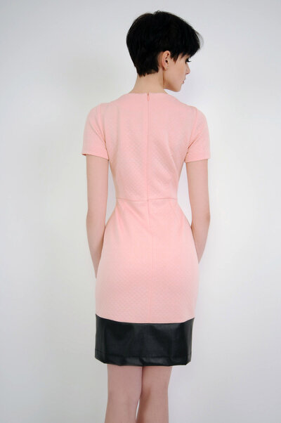 Pudrowa dopasowana sukienka z wstawkami z ekoskóry