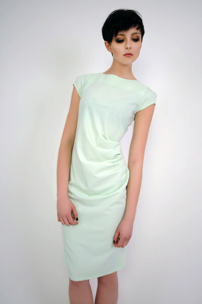 Ołówkowa seledynowa sukienka z ozdobnym marszczeniem