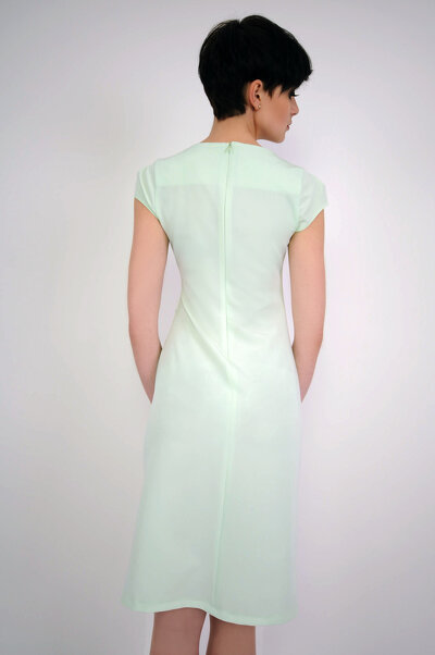 Ołówkowa seledynowa sukienka z ozdobnym marszczeniem