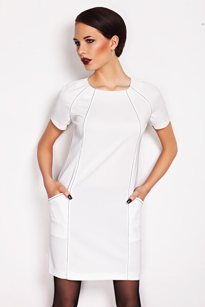 Biała sukienka z ozdobnymi cięciami