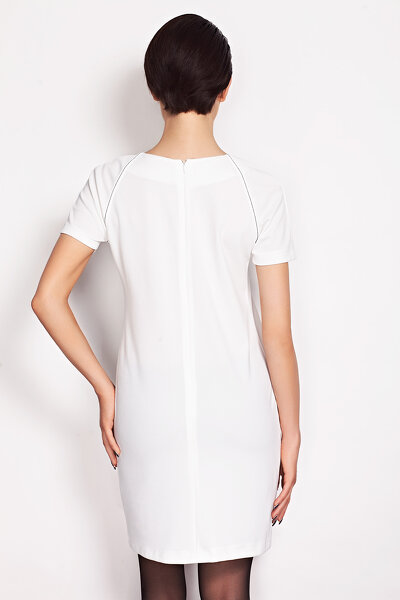 Biała sukienka z ozdobnymi cięciami