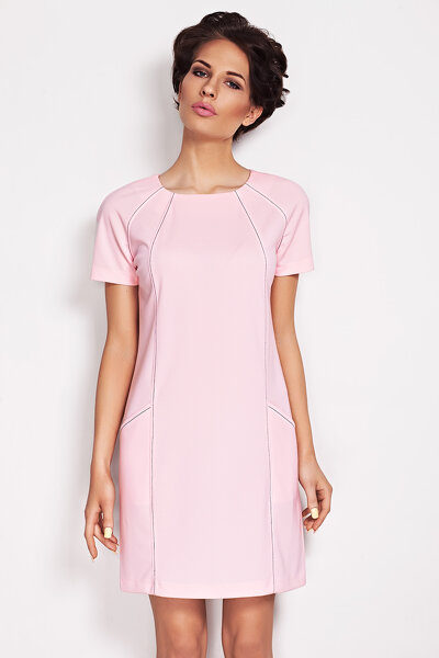 Sukienka z ozdobnymi cięciami w pudrowym kolorze