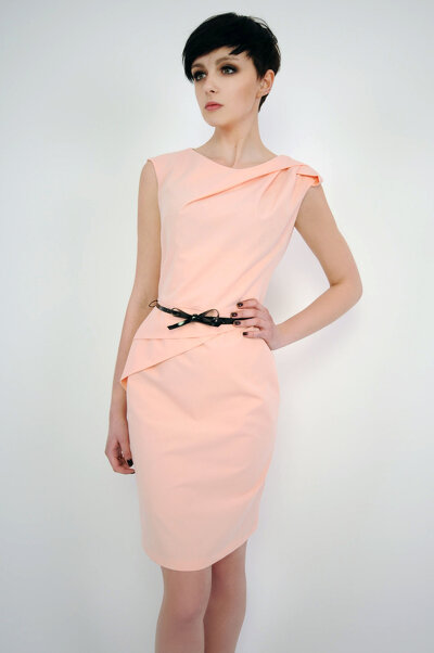 Pudrowa ołówkowa sukienka z ozdobnymi zakładkami