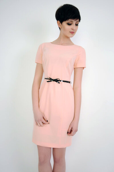 Pudrowa ołówkowa sukienka z paskiem