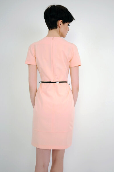 Pudrowa ołówkowa sukienka z paskiem