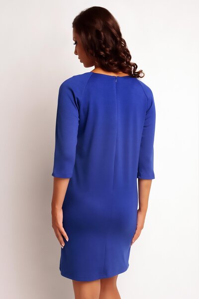 Szafirowa sukienka z ozdobnymi cięciami