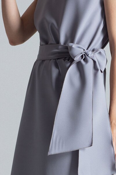 Szara sukienka wiązana w pasie