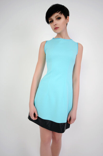 Turkusowa ołówkowa sukienka z pasem z ekoskóry