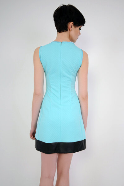 Turkusowa ołówkowa sukienka z pasem z ekoskóry