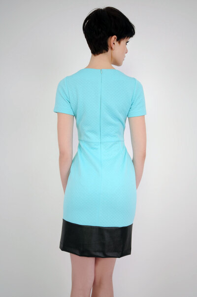 Turkusowa dopasowana sukienka z wstawkami z ekoskóry