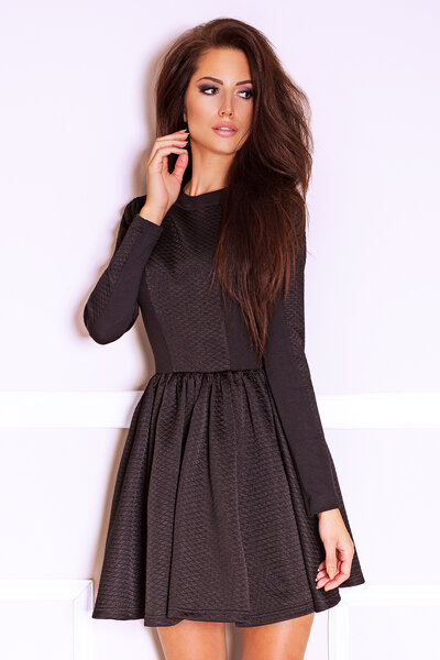 Pikowana czarna sukienka o rozkloszowanym fasonie