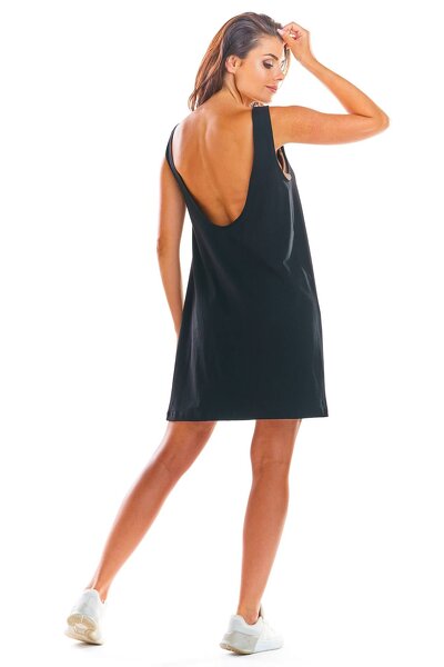 Czarna sukienka na ramiączkach o luźnym fasonie