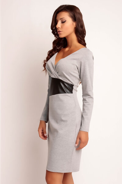 Popielata ołówkowa sukienka z głębokim dekoltem