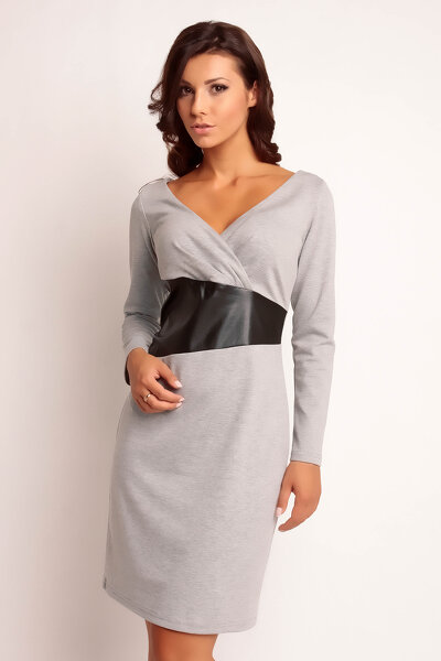 Popielata ołówkowa sukienka z głębokim dekoltem
