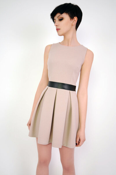 Beżowa sukienka mini z paskiem z ekoskóry