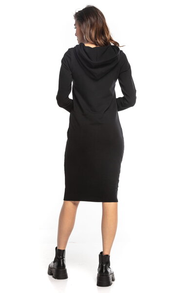 Prosta czarna sukienka z kieszeniami i kapturem