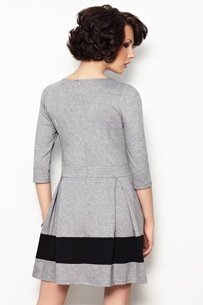 Popielata sukienka rozkloszowana od pasa