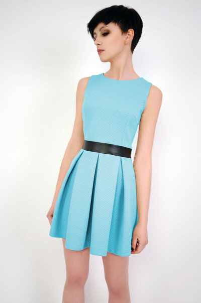 Turkusowa sukienka mini z paskiem z ekoskóry