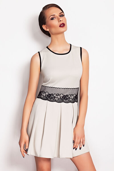 Beżowa sukienka mini ozdobiona pasem z koronki