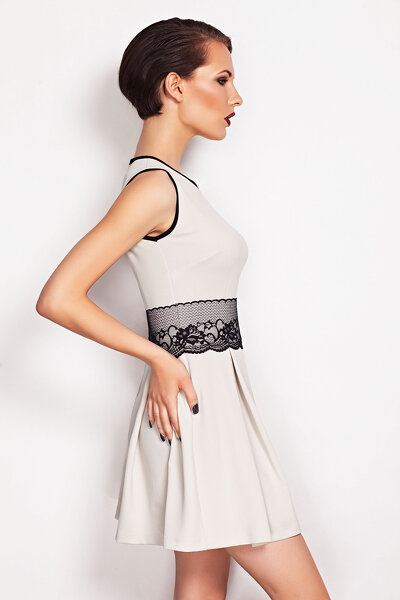 Beżowa sukienka mini ozdobiona pasem z koronki