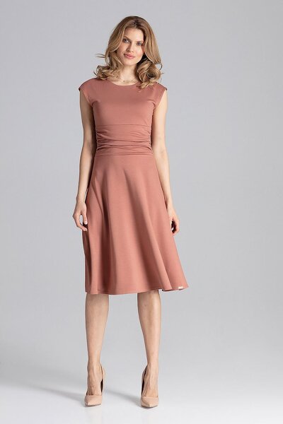 Rozkloszowana sukienka z pasem w talii w brązowym kolorze